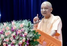लखनऊ में मुख्यमंत्री योगी आदित्यनाथ ने 1,375 नवचयनित ग्राम पंचायत अधिकारियों को नियुक्ति पत्र वितरित किए। कार्यक्रम में उन्होंने कहा कि सरकार का लक्ष्य छह महीने में एक लाख युवाओं को सरकारी नौकरी देने का है। मुख्यमंत्री ने रोजगार, ग्राम पंचायतों के विकास, स्वच्छता, पेयजल और सरकारी योजनाओं के क्रियान्वयन को लेकर सरकार की उपलब्धियां गिनाईं। उन्होंने समाजवादी पार्टी पर सरकारी भर्तियों और विकास को लेकर तीखे आरोप लगाए। कार्यक्रम में कई मंत्री, जनप्रतिनिधि और अधिकारी मौजूद रहे।