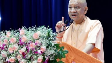 लखनऊ में मुख्यमंत्री योगी आदित्यनाथ ने 1,375 नवचयनित ग्राम पंचायत अधिकारियों को नियुक्ति पत्र वितरित किए। कार्यक्रम में उन्होंने कहा कि सरकार का लक्ष्य छह महीने में एक लाख युवाओं को सरकारी नौकरी देने का है। मुख्यमंत्री ने रोजगार, ग्राम पंचायतों के विकास, स्वच्छता, पेयजल और सरकारी योजनाओं के क्रियान्वयन को लेकर सरकार की उपलब्धियां गिनाईं। उन्होंने समाजवादी पार्टी पर सरकारी भर्तियों और विकास को लेकर तीखे आरोप लगाए। कार्यक्रम में कई मंत्री, जनप्रतिनिधि और अधिकारी मौजूद रहे।