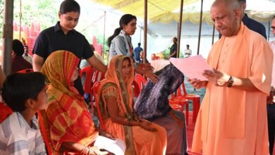 गोरखपुर में मुख्यमंत्री योगी आदित्यनाथ ने मंगलवार सुबह गोरखनाथ मंदिर में जनता दर्शन के दौरान करीब 150 लोगों की समस्याएं सुनीं। उन्होंने अधिकारियों को जनसमस्याओं के त्वरित, पारदर्शी और गुणवत्तापूर्ण निस्तारण के निर्देश दिए। जमीन पर अवैध कब्जे और कमजोरों को उजाड़ने वालों पर कड़ी कार्रवाई के निर्देश दिए। मुख्यमंत्री ने गंभीर बीमारियों के इलाज के लिए आर्थिक सहायता संबंधी मामलों में भी तेजी के निर्देश दिए।