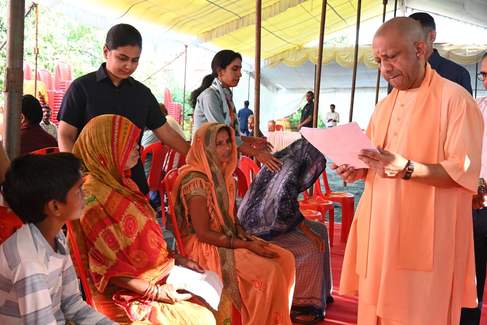 गोरखपुर में मुख्यमंत्री योगी आदित्यनाथ ने मंगलवार सुबह गोरखनाथ मंदिर में जनता दर्शन के दौरान करीब 150 लोगों की समस्याएं सुनीं। उन्होंने अधिकारियों को जनसमस्याओं के त्वरित, पारदर्शी और गुणवत्तापूर्ण निस्तारण के निर्देश दिए। जमीन पर अवैध कब्जे और कमजोरों को उजाड़ने वालों पर कड़ी कार्रवाई के निर्देश दिए। मुख्यमंत्री ने गंभीर बीमारियों के इलाज के लिए आर्थिक सहायता संबंधी मामलों में भी तेजी के निर्देश दिए।