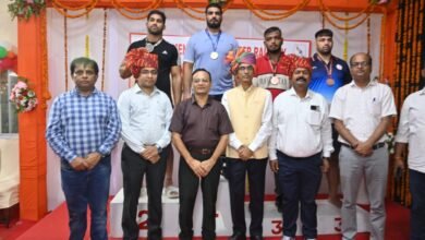 वाराणसी के बरेका में आयोजित 67वीं पुरुष अखिल भारतीय अंतर-रेलवे कुश्ती प्रतियोगिता 2026-27 के दूसरे दिन रोमांचक मुकाबले हुए। फ्रीस्टाइल और ग्रीको-रोमन वर्ग में देशभर के रेलवे पहलवानों ने शानदार दांव-पेंच और तकनीकी कौशल का प्रदर्शन किया। मेजबान बरेका के दीपांशु, सागर ठाकरान और सचिन गिरी ने अपने-अपने भार वर्ग में रजत पदक जीतकर शानदार प्रदर्शन किया। दूसरे दिन आठ भार वर्गों के परिणाम घोषित हुए। प्रतियोगिता में खिलाड़ियों के बीच कड़ी प्रतिस्पर्धा और दर्शकों में खासा उत्साह देखने को मिला।