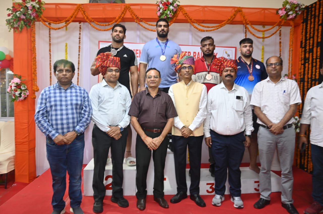 वाराणसी के बरेका में आयोजित 67वीं पुरुष अखिल भारतीय अंतर-रेलवे कुश्ती प्रतियोगिता 2026-27 के दूसरे दिन रोमांचक मुकाबले हुए। फ्रीस्टाइल और ग्रीको-रोमन वर्ग में देशभर के रेलवे पहलवानों ने शानदार दांव-पेंच और तकनीकी कौशल का प्रदर्शन किया। मेजबान बरेका के दीपांशु, सागर ठाकरान और सचिन गिरी ने अपने-अपने भार वर्ग में रजत पदक जीतकर शानदार प्रदर्शन किया। दूसरे दिन आठ भार वर्गों के परिणाम घोषित हुए। प्रतियोगिता में खिलाड़ियों के बीच कड़ी प्रतिस्पर्धा और दर्शकों में खासा उत्साह देखने को मिला।