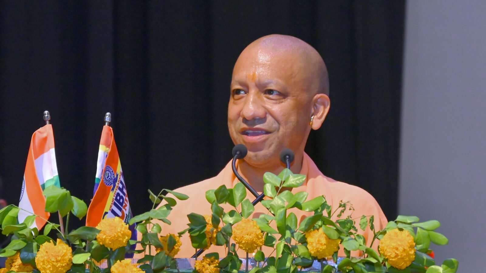 मेरठ में युवा संवाद कार्यक्रम में मुख्यमंत्री योगी आदित्यनाथ ने युवाओं के रोजगार को लेकर बड़ा ऐलान किया। उन्होंने कहा कि उत्तर प्रदेश में अब तक 9.50 लाख युवाओं को सरकारी नौकरी दी जा चुकी है और अगले छह महीने में एक लाख युवाओं को रोजगार देने का लक्ष्य है। मंगलवार को 2500 युवाओं को नियुक्ति पत्र दिए जाएंगे। मुख्यमंत्री ने भर्ती प्रक्रिया में पारदर्शिता, तकनीकी शिक्षा, एआई, रोबोटिक्स और क्वांटम कंप्यूटिंग जैसे क्षेत्रों में युवाओं की संभावनाओं पर जोर दिया।