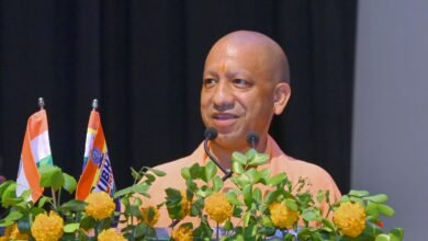 मेरठ में युवा संवाद कार्यक्रम में मुख्यमंत्री योगी आदित्यनाथ ने युवाओं के रोजगार को लेकर बड़ा ऐलान किया। उन्होंने कहा कि उत्तर प्रदेश में अब तक 9.50 लाख युवाओं को सरकारी नौकरी दी जा चुकी है और अगले छह महीने में एक लाख युवाओं को रोजगार देने का लक्ष्य है। मंगलवार को 2500 युवाओं को नियुक्ति पत्र दिए जाएंगे। मुख्यमंत्री ने भर्ती प्रक्रिया में पारदर्शिता, तकनीकी शिक्षा, एआई, रोबोटिक्स और क्वांटम कंप्यूटिंग जैसे क्षेत्रों में युवाओं की संभावनाओं पर जोर दिया।
