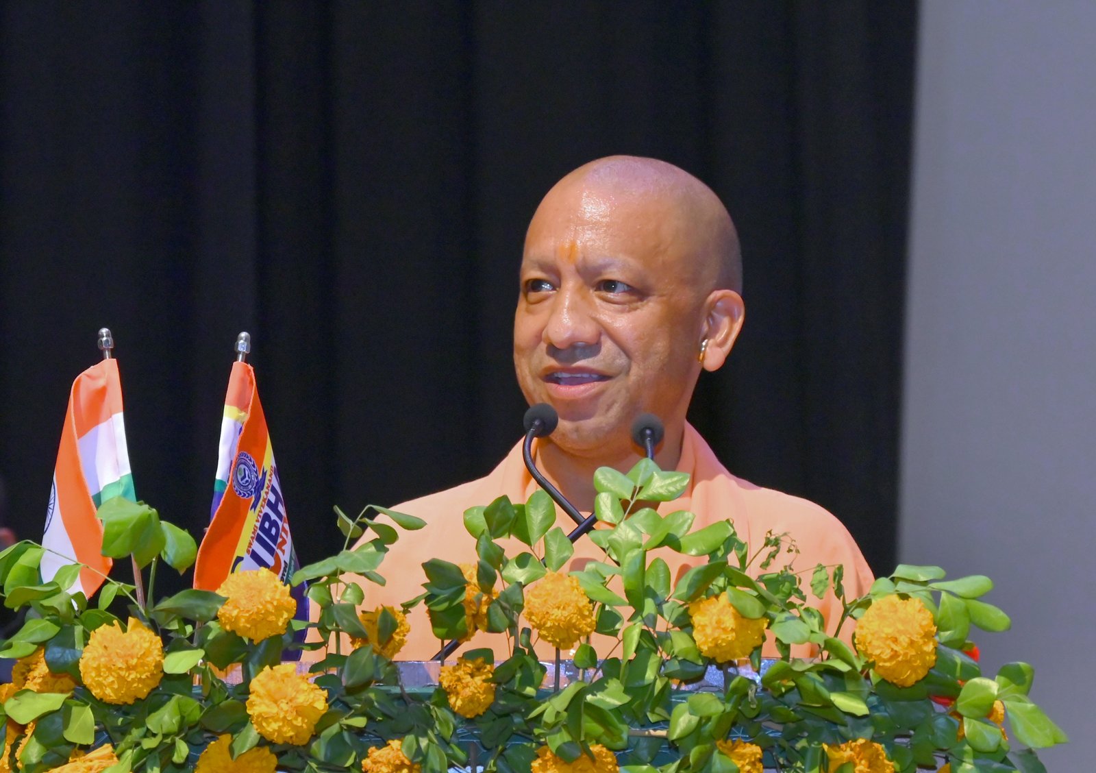 मेरठ में युवा संवाद कार्यक्रम में मुख्यमंत्री योगी आदित्यनाथ ने युवाओं के रोजगार को लेकर बड़ा ऐलान किया। उन्होंने कहा कि उत्तर प्रदेश में अब तक 9.50 लाख युवाओं को सरकारी नौकरी दी जा चुकी है और अगले छह महीने में एक लाख युवाओं को रोजगार देने का लक्ष्य है। मंगलवार को 2500 युवाओं को नियुक्ति पत्र दिए जाएंगे। मुख्यमंत्री ने भर्ती प्रक्रिया में पारदर्शिता, तकनीकी शिक्षा, एआई, रोबोटिक्स और क्वांटम कंप्यूटिंग जैसे क्षेत्रों में युवाओं की संभावनाओं पर जोर दिया।