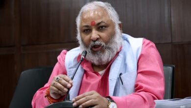 श्रीकृष्ण जन्माष्टमी पर मथुरा, वृंदावन और गोवर्धन में श्रद्धालुओं की भारी भीड़ को देखते हुए योगी सरकार ने परिवहन और सुरक्षा व्यवस्था मजबूत करने के निर्देश दिए हैं। बसों और बस स्टेशनों पर विशेष निगरानी रहेगी। मुख्यमंत्री योगी आदित्यनाथ दो दिवसीय मथुरा दौरे में ब्रज क्षेत्र को करीब ₹1051 करोड़ की 229 विकास परियोजनाओं की सौगात देंगे। वे श्री स्वामी हरिदास प्रेक्षागृह का लोकार्पण कर श्रीकृष्ण जन्मभूमि में दर्शन-पूजन भी करेंगे।