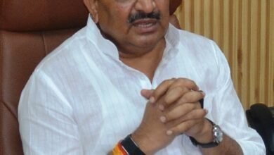 लखनऊ में राज्यमंत्री दिनेश प्रताप सिंह ने कांग्रेस नेता राहुल गांधी पर तीखा राजनीतिक हमला बोला। उन्होंने आरोप लगाया कि रायबरेली की दिशा बैठक में जनकल्याणकारी योजनाओं की समीक्षा के बजाय ‘बेटी बचाओ, बेटी पढ़ाओ’ योजना में खामियां तलाशने पर अधिक जोर दिया गया। मंत्री ने राहुल गांधी के ‘डरो मत’ संदेश पर भी कटाक्ष किया और सांसद निधि के कार्यक्रमों को लेकर सवाल उठाए। उन्होंने अखिलेश यादव के बुलंदशहर दौरे को लेकर भी सरकार का पक्ष रखा।