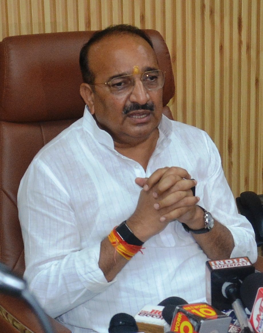 लखनऊ में राज्यमंत्री दिनेश प्रताप सिंह ने कांग्रेस नेता राहुल गांधी पर तीखा राजनीतिक हमला बोला। उन्होंने आरोप लगाया कि रायबरेली की दिशा बैठक में जनकल्याणकारी योजनाओं की समीक्षा के बजाय ‘बेटी बचाओ, बेटी पढ़ाओ’ योजना में खामियां तलाशने पर अधिक जोर दिया गया। मंत्री ने राहुल गांधी के ‘डरो मत’ संदेश पर भी कटाक्ष किया और सांसद निधि के कार्यक्रमों को लेकर सवाल उठाए। उन्होंने अखिलेश यादव के बुलंदशहर दौरे को लेकर भी सरकार का पक्ष रखा।