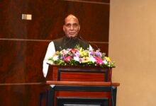 रक्षा मंत्री राजनाथ सिंह ने 9 सितंबर 2026 को कोलंबो में भारत-श्रीलंका समुद्री और रक्षा साझेदारी को मजबूत करने पर जोर दिया। उन्होंने हिंद महासागर में सुरक्षित समुद्री मार्ग, नौवहन की स्वतंत्रता और अंतरराष्ट्रीय कानूनों के सम्मान को महत्वपूर्ण बताया। दोनों देशों के बीच समुद्री सुरक्षा, खोज एवं बचाव, संयुक्त सैन्य अभ्यास, क्षमता निर्माण और समुद्री क्षेत्र जागरूकता बढ़ाने पर चर्चा हुई। राजनाथ सिंह ने राष्ट्रपति अनुरा कुमारा दिसानायके और प्रधानमंत्री डॉ. हरिनी अमरसूर्या से भी मुलाकात की।