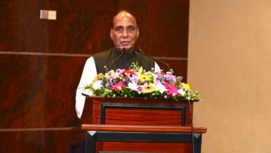 रक्षा मंत्री राजनाथ सिंह ने 9 सितंबर 2026 को कोलंबो में भारत-श्रीलंका समुद्री और रक्षा साझेदारी को मजबूत करने पर जोर दिया। उन्होंने हिंद महासागर में सुरक्षित समुद्री मार्ग, नौवहन की स्वतंत्रता और अंतरराष्ट्रीय कानूनों के सम्मान को महत्वपूर्ण बताया। दोनों देशों के बीच समुद्री सुरक्षा, खोज एवं बचाव, संयुक्त सैन्य अभ्यास, क्षमता निर्माण और समुद्री क्षेत्र जागरूकता बढ़ाने पर चर्चा हुई। राजनाथ सिंह ने राष्ट्रपति अनुरा कुमारा दिसानायके और प्रधानमंत्री डॉ. हरिनी अमरसूर्या से भी मुलाकात की।