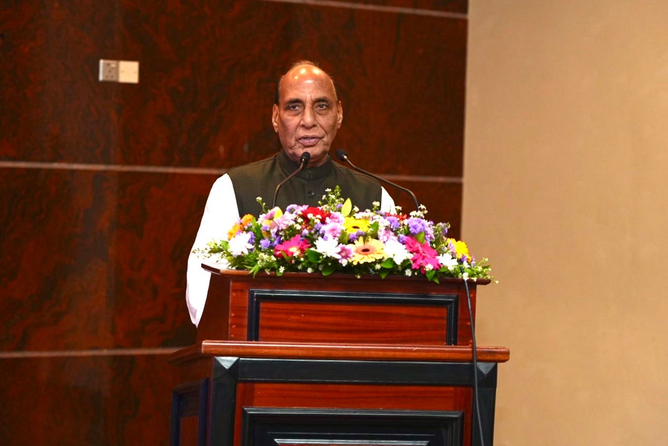 रक्षा मंत्री राजनाथ सिंह ने 9 सितंबर 2026 को कोलंबो में भारत-श्रीलंका समुद्री और रक्षा साझेदारी को मजबूत करने पर जोर दिया। उन्होंने हिंद महासागर में सुरक्षित समुद्री मार्ग, नौवहन की स्वतंत्रता और अंतरराष्ट्रीय कानूनों के सम्मान को महत्वपूर्ण बताया। दोनों देशों के बीच समुद्री सुरक्षा, खोज एवं बचाव, संयुक्त सैन्य अभ्यास, क्षमता निर्माण और समुद्री क्षेत्र जागरूकता बढ़ाने पर चर्चा हुई। राजनाथ सिंह ने राष्ट्रपति अनुरा कुमारा दिसानायके और प्रधानमंत्री डॉ. हरिनी अमरसूर्या से भी मुलाकात की।