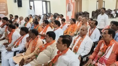वाराणसी में प्रधानमंत्री नरेंद्र मोदी के सार्वजनिक जीवन के 25 वर्षों को केंद्र में रखकर भाजपा 17 सितंबर से 17 अक्टूबर तक ‘सेवा संकल्प अभियान’ चलाएगी। अभियान के तहत सेवा, सुशासन, गरीब कल्याण और विकसित भारत का संदेश बूथ स्तर तक पहुंचाया जाएगा। काशी से गुजरात के वडनगर तक बाइक यात्रा अभियान का प्रमुख आकर्षण होगी। 31,168 बूथों पर ‘आशीर्वाद का दीया’, स्कूलों में ‘सपनों का भारत’, ग्राम चौपाल, जनसंवाद और सोशल मीडिया गतिविधियों सहित 13 प्रमुख कार्यक्रम आयोजित किए जाएंगे।