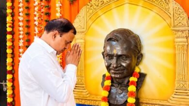 वाराणसी में पं. दीनदयाल उपाध्याय की 110वीं जयंती पर भाजपा काशी क्षेत्र के 16 संगठनात्मक जिलों के 337 मंडलों और 31,168 बूथों पर कार्यक्रम आयोजित किए गए। कार्यकर्ताओं ने उनके चित्र पर पुष्पांजलि अर्पित कर व्यक्तित्व एवं कृतित्व पर चर्चा की। रोहनिया स्थित क्षेत्रीय कार्यालय में क्षेत्र अध्यक्ष अशोक चौरसिया ने प्रतिमा पर पुष्प अर्पित कर श्रद्धांजलि दी। इस दौरान स्वच्छता अभियान और पौधरोपण भी किया गया। चौरसिया ने एकात्म मानववाद और अंत्योदय के विचारों को समाज के अंतिम व्यक्ति तक विकास पहुंचाने का मार्ग बताया।