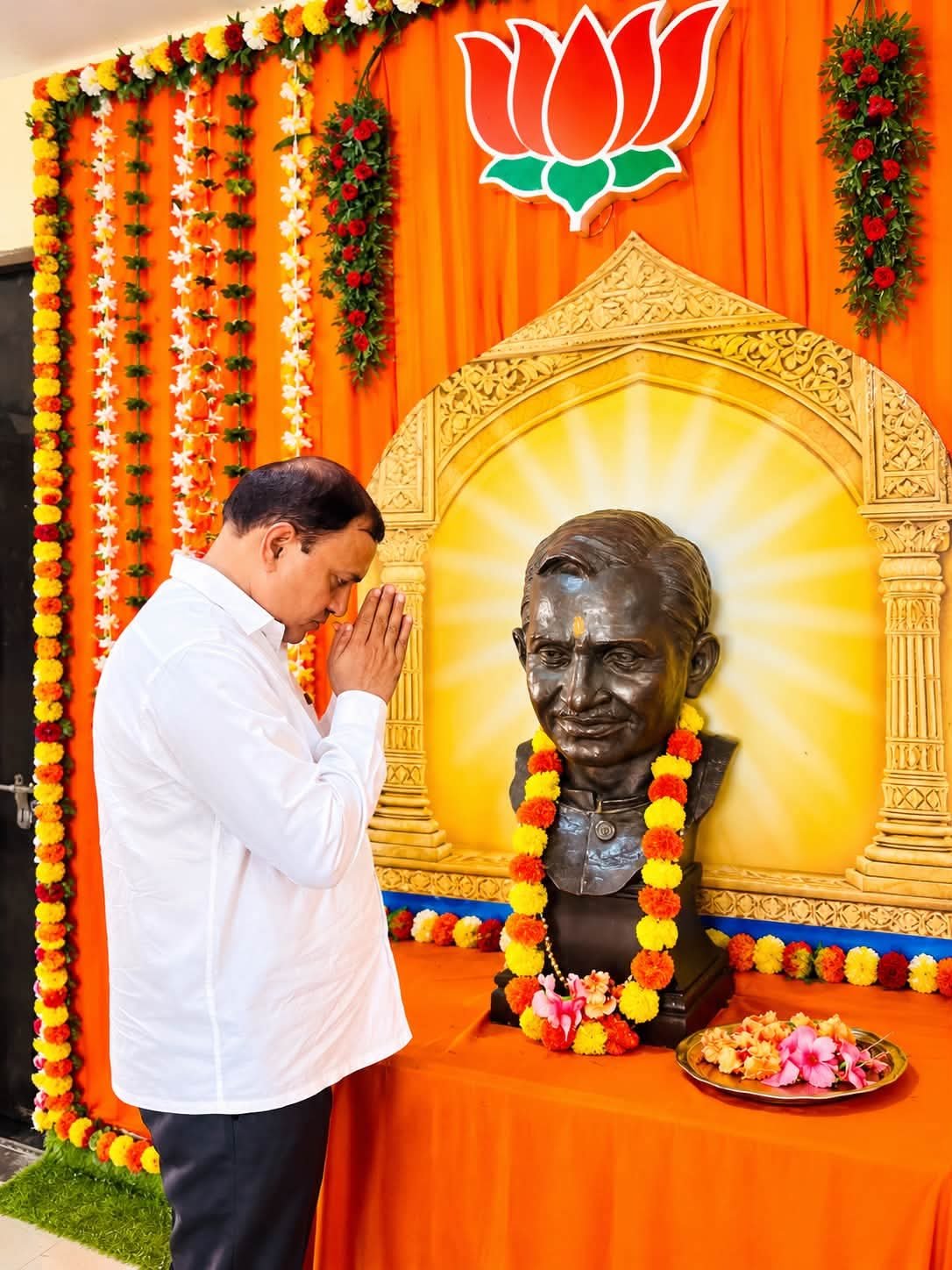 वाराणसी में पं. दीनदयाल उपाध्याय की 110वीं जयंती पर भाजपा काशी क्षेत्र के 16 संगठनात्मक जिलों के 337 मंडलों और 31,168 बूथों पर कार्यक्रम आयोजित किए गए। कार्यकर्ताओं ने उनके चित्र पर पुष्पांजलि अर्पित कर व्यक्तित्व एवं कृतित्व पर चर्चा की। रोहनिया स्थित क्षेत्रीय कार्यालय में क्षेत्र अध्यक्ष अशोक चौरसिया ने प्रतिमा पर पुष्प अर्पित कर श्रद्धांजलि दी। इस दौरान स्वच्छता अभियान और पौधरोपण भी किया गया। चौरसिया ने एकात्म मानववाद और अंत्योदय के विचारों को समाज के अंतिम व्यक्ति तक विकास पहुंचाने का मार्ग बताया।