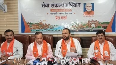 वाराणसी से वडनगर सेवा यात्रा का आयोजन भाजयुमो की ओर से 17 सितंबर से 7 अक्टूबर तक किया जाएगा। प्रधानमंत्री नरेंद्र मोदी के 25 वर्षों के जनसेवा और राष्ट्र निर्माण के संकल्प से युवाओं को जोड़ने के उद्देश्य से आयोजित यात्रा में देशभर से 1,000 से अधिक युवा शामिल होंगे। यात्रा वाराणसी और वडनगर से दो दिशाओं में निकलेगी और 10 राज्यों, 193 जिलों व 1,159 गांवों तक पहुंचेगी। स्वच्छता, वृक्षारोपण, जल संरक्षण, नशामुक्ति और टीबी मुक्त भारत जैसी सेवा गतिविधियां होंगी।