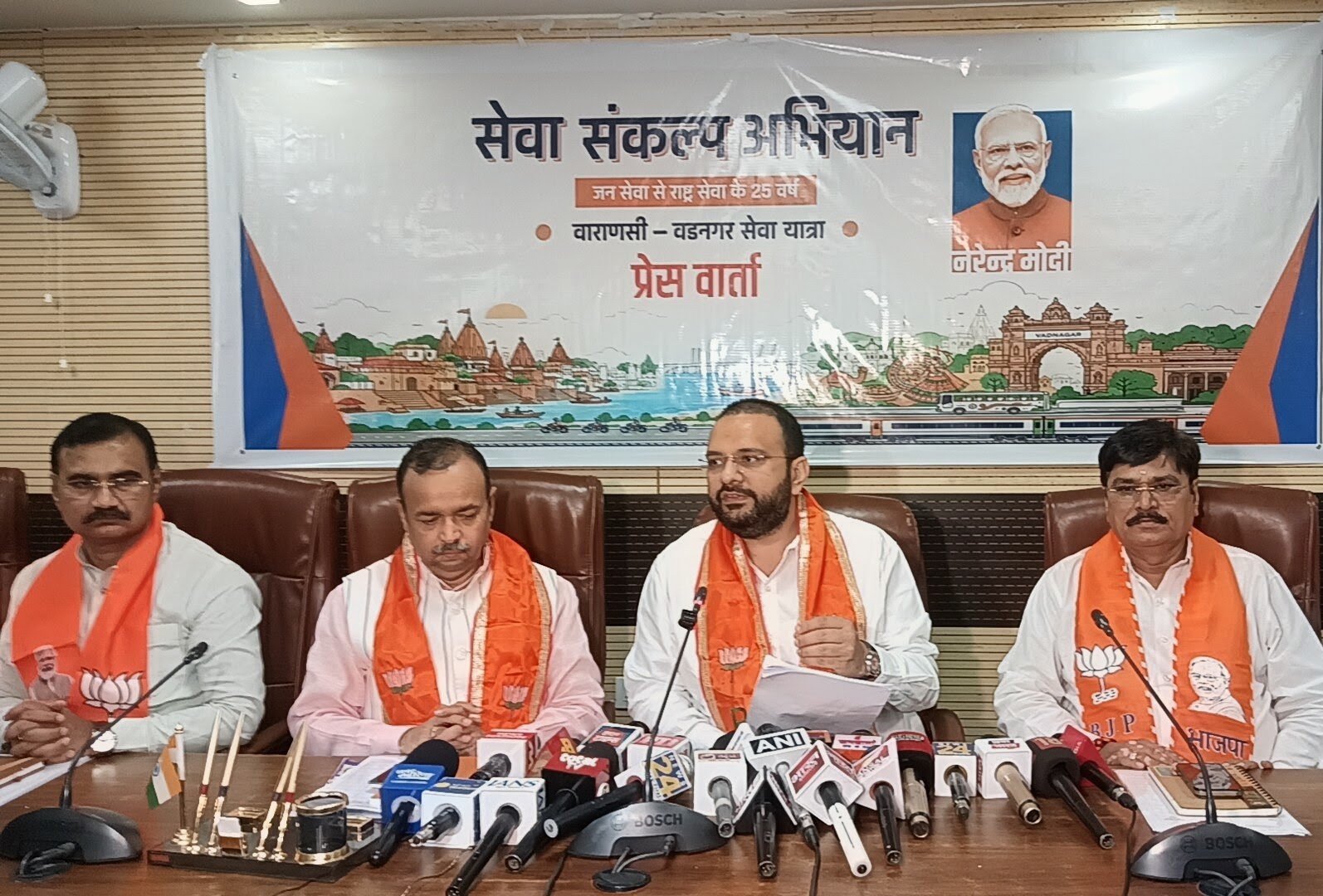 वाराणसी से वडनगर सेवा यात्रा का आयोजन भाजयुमो की ओर से 17 सितंबर से 7 अक्टूबर तक किया जाएगा। प्रधानमंत्री नरेंद्र मोदी के 25 वर्षों के जनसेवा और राष्ट्र निर्माण के संकल्प से युवाओं को जोड़ने के उद्देश्य से आयोजित यात्रा में देशभर से 1,000 से अधिक युवा शामिल होंगे। यात्रा वाराणसी और वडनगर से दो दिशाओं में निकलेगी और 10 राज्यों, 193 जिलों व 1,159 गांवों तक पहुंचेगी। स्वच्छता, वृक्षारोपण, जल संरक्षण, नशामुक्ति और टीबी मुक्त भारत जैसी सेवा गतिविधियां होंगी।