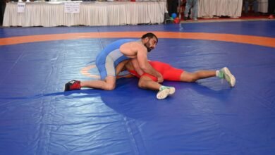 वाराणसी के बरेका में 67वीं पुरुष अखिल भारतीय अंतर-रेलवे कुश्ती प्रतियोगिता 2026-27 के पहले दिन फ्रीस्टाइल और ग्रीको-रोमन के आठ भार वर्गों के मुकाबले हुए। फ्रीस्टाइल 79 किग्रा में बरेका के अर्जुन यादव ने चौथा स्थान हासिल किया। फ्रीस्टाइल टीम रैंकिंग में NWR 80 अंकों के साथ आगे रहा, जबकि WR 63 और NR 58 अंकों के साथ अगले स्थान पर रहे। ग्रीको-रोमन में WR 85 अंकों के साथ शीर्ष पर रहा। प्रतियोगिता में पहलवानों ने शानदार दांव-पेच दिखाए।
