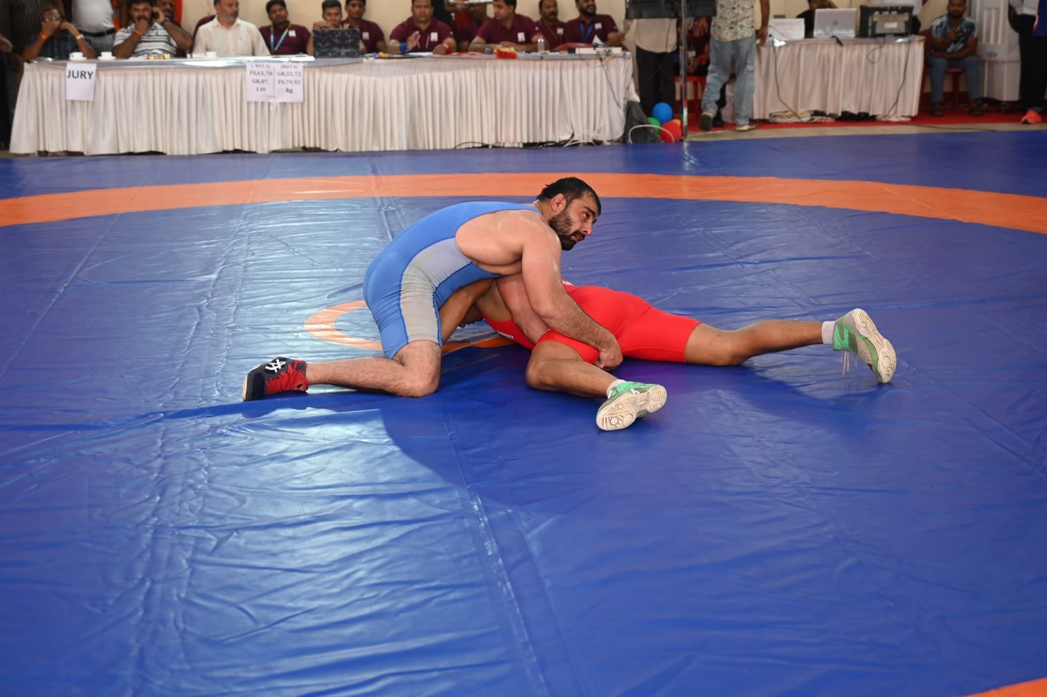 वाराणसी के बरेका में 67वीं पुरुष अखिल भारतीय अंतर-रेलवे कुश्ती प्रतियोगिता 2026-27 के पहले दिन फ्रीस्टाइल और ग्रीको-रोमन के आठ भार वर्गों के मुकाबले हुए। फ्रीस्टाइल 79 किग्रा में बरेका के अर्जुन यादव ने चौथा स्थान हासिल किया। फ्रीस्टाइल टीम रैंकिंग में NWR 80 अंकों के साथ आगे रहा, जबकि WR 63 और NR 58 अंकों के साथ अगले स्थान पर रहे। ग्रीको-रोमन में WR 85 अंकों के साथ शीर्ष पर रहा। प्रतियोगिता में पहलवानों ने शानदार दांव-पेच दिखाए।