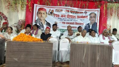 भलुअनी, देवरिया में समाजवादी पार्टी ने PDA जनचौपाल का आयोजन किया। मुख्य अतिथि राष्ट्रीय सचिव राम आसरे विश्वकर्मा ने भाजपा सरकार पर गरीबों, किसानों, छात्रों और व्यापारियों के उत्पीड़न का आरोप लगाया। उन्होंने कार्यकर्ताओं से सपा की नीतियां जनता तक पहुंचाने और पिछड़े, दलित व अल्पसंख्यक वर्ग को संगठन से जोड़ने का आह्वान किया। कार्यक्रम में कई वरिष्ठ नेता मौजूद रहे।
