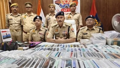 गोरखपुर जीआरपी ने खोए मोबाइल फोन की बरामदगी में बड़ी सफलता हासिल की है। सर्विलांस सेल और जीआरपी की संयुक्त टीम ने पिछले तीन महीनों में 510 मोबाइल फोन बरामद किए, जिनकी अनुमानित कीमत करीब 1.30 करोड़ रुपये है। बरामद फोन उत्तर प्रदेश के अलावा छत्तीसगढ़, दिल्ली, हरियाणा, पंजाब, बिहार, झारखंड, मध्य प्रदेश और पश्चिम बंगाल से ट्रेस किए गए। इनमें 505 एंड्रॉयड और पांच आईफोन शामिल हैं। मई 2025 से अब तक 1,810 से अधिक मोबाइल बरामद किए जा चुके हैं।