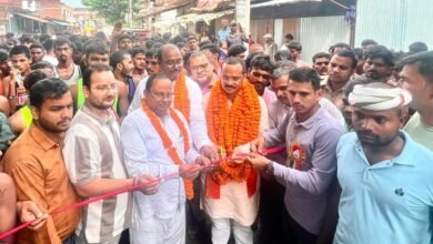 देवरिया के भटनी में शनिवार को नकहनी चौराहे से राज्य स्तरीय पांच किलोमीटर मिनी मैराथन का आयोजन किया गया। रामपुर कारखाना विधायक सुरेंद्र चौरसिया ने हरी झंडी दिखाकर प्रतियोगिता का शुभारंभ किया। भाटपार मार्ग पर आयोजित दौड़ में बड़ी संख्या में युवाओं ने उत्साह के साथ भाग लिया। प्रतिभागियों ने फिटनेस, सहनशक्ति, अनुशासन और खेल भावना का प्रदर्शन किया। बेहतर प्रदर्शन करने वाले प्रतिभागियों को सम्मानित किया गया। आयोजन का उद्देश्य युवाओं को खेल, नियमित व्यायाम और स्वस्थ जीवनशैली के प्रति प्रेरित करना रहा।