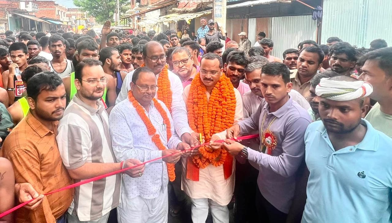 देवरिया के भटनी में शनिवार को नकहनी चौराहे से राज्य स्तरीय पांच किलोमीटर मिनी मैराथन का आयोजन किया गया। रामपुर कारखाना विधायक सुरेंद्र चौरसिया ने हरी झंडी दिखाकर प्रतियोगिता का शुभारंभ किया। भाटपार मार्ग पर आयोजित दौड़ में बड़ी संख्या में युवाओं ने उत्साह के साथ भाग लिया। प्रतिभागियों ने फिटनेस, सहनशक्ति, अनुशासन और खेल भावना का प्रदर्शन किया। बेहतर प्रदर्शन करने वाले प्रतिभागियों को सम्मानित किया गया। आयोजन का उद्देश्य युवाओं को खेल, नियमित व्यायाम और स्वस्थ जीवनशैली के प्रति प्रेरित करना रहा।