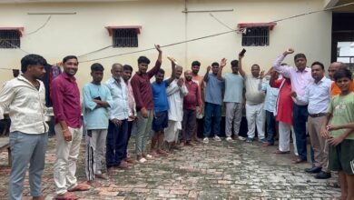 देवरिया के भटनी क्षेत्र के बलुआ अफगान में मद्धेशिया समाज की महत्वपूर्ण बैठक आयोजित हुई। ग्राम प्रधान राम छबीला मद्धेशिया के आवास पर हुई बैठक में समाज की एकजुटता, संगठन की मजबूती, शिक्षा और सामाजिक विकास पर चर्चा की गई। इस दौरान नई कार्यकारिणी का सर्वसम्मति से गठन हुआ। सुधांशु मद्धेशिया को अध्यक्ष, संजीव कुमार गुप्ता को उपाध्यक्ष और अमित मद्धेशिया को महामंत्री चुना गया। समाज के पदाधिकारियों और सदस्यों ने नवनिर्वाचित कार्यकारिणी को शुभकामनाएं दीं और समाजहित में सक्रिय भूमिका की अपेक्षा जताई।