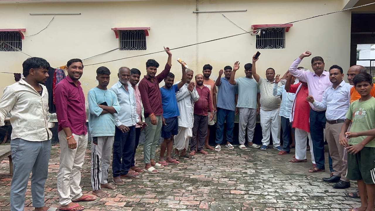 देवरिया के भटनी क्षेत्र के बलुआ अफगान में मद्धेशिया समाज की महत्वपूर्ण बैठक आयोजित हुई। ग्राम प्रधान राम छबीला मद्धेशिया के आवास पर हुई बैठक में समाज की एकजुटता, संगठन की मजबूती, शिक्षा और सामाजिक विकास पर चर्चा की गई। इस दौरान नई कार्यकारिणी का सर्वसम्मति से गठन हुआ। सुधांशु मद्धेशिया को अध्यक्ष, संजीव कुमार गुप्ता को उपाध्यक्ष और अमित मद्धेशिया को महामंत्री चुना गया। समाज के पदाधिकारियों और सदस्यों ने नवनिर्वाचित कार्यकारिणी को शुभकामनाएं दीं और समाजहित में सक्रिय भूमिका की अपेक्षा जताई।