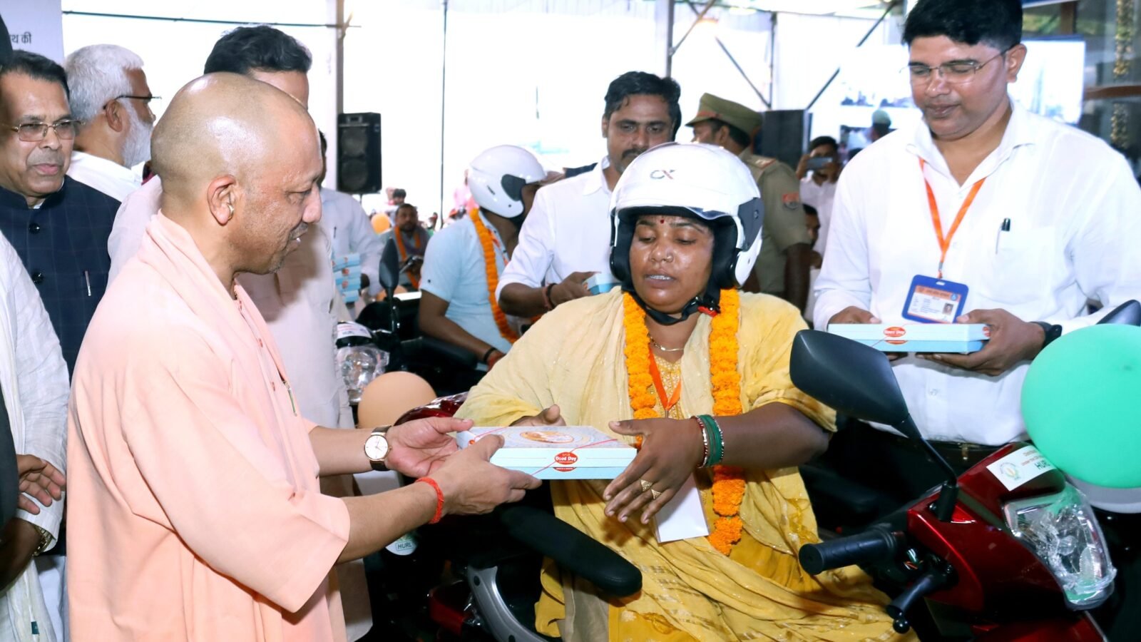 गोरखपुर में मुख्यमंत्री योगी आदित्यनाथ ने दिव्यांगजनों की पेंशन में जल्द एक और बढ़ोतरी का संकेत दिया। सेवा संकल्प अभियान के तहत आयोजित कार्यक्रम में उन्होंने 509 दिव्यांगजनों को 664 सहायक उपकरण वितरित किए। सीएम ने कहा कि प्रतिभा को दया नहीं, अवसर चाहिए। सरकार दिव्यांगजनों को शिक्षा, रोजगार, तकनीक और स्वरोजगार से जोड़ने पर जोर दे रही है। 2026-27 में हर विधानसभा क्षेत्र में शिविर लगाकर पेंशन से वंचित दिव्यांगजनों को योजनाओं का लाभ दिलाने का लक्ष्य है।