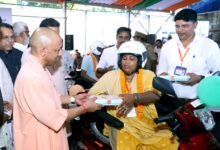 गोरखपुर में मुख्यमंत्री योगी आदित्यनाथ ने दिव्यांगजनों की पेंशन में जल्द एक और बढ़ोतरी का संकेत दिया। सेवा संकल्प अभियान के तहत आयोजित कार्यक्रम में उन्होंने 509 दिव्यांगजनों को 664 सहायक उपकरण वितरित किए। सीएम ने कहा कि प्रतिभा को दया नहीं, अवसर चाहिए। सरकार दिव्यांगजनों को शिक्षा, रोजगार, तकनीक और स्वरोजगार से जोड़ने पर जोर दे रही है। 2026-27 में हर विधानसभा क्षेत्र में शिविर लगाकर पेंशन से वंचित दिव्यांगजनों को योजनाओं का लाभ दिलाने का लक्ष्य है।