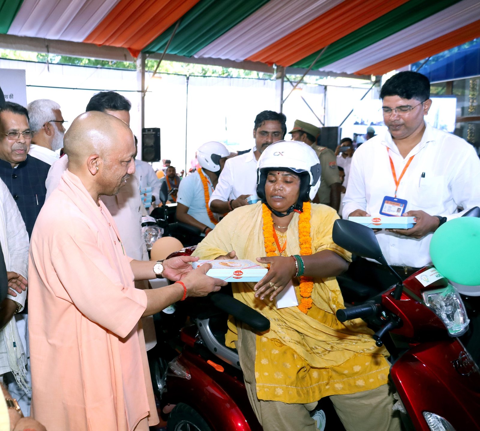 गोरखपुर में मुख्यमंत्री योगी आदित्यनाथ ने दिव्यांगजनों की पेंशन में जल्द एक और बढ़ोतरी का संकेत दिया। सेवा संकल्प अभियान के तहत आयोजित कार्यक्रम में उन्होंने 509 दिव्यांगजनों को 664 सहायक उपकरण वितरित किए। सीएम ने कहा कि प्रतिभा को दया नहीं, अवसर चाहिए। सरकार दिव्यांगजनों को शिक्षा, रोजगार, तकनीक और स्वरोजगार से जोड़ने पर जोर दे रही है। 2026-27 में हर विधानसभा क्षेत्र में शिविर लगाकर पेंशन से वंचित दिव्यांगजनों को योजनाओं का लाभ दिलाने का लक्ष्य है।