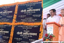गोरखपुर में मुख्यमंत्री योगी आदित्यनाथ ने युवाओं, बुजुर्गों, निराश्रित महिलाओं और दिव्यांगजनों के लिए कई बड़ी घोषणाएं कीं। मुख्यमंत्री ने कहा कि अगले छह माह में एक लाख युवाओं को सरकारी नौकरी दी जाएगी, जिसमें 77 हजार भर्तियां पुलिस और होमगार्ड विभाग में होंगी। उन्होंने पेंशन की राशि और लाभार्थियों की संख्या बढ़ाने की भी बात कही। इस दौरान करीब 40 करोड़ रुपये की 119 विकास परियोजनाओं का लोकार्पण और शिलान्यास हुआ। कल्याण मंडपम का भी उद्घाटन किया गया।