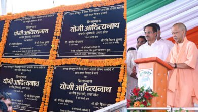 गोरखपुर में मुख्यमंत्री योगी आदित्यनाथ ने युवाओं, बुजुर्गों, निराश्रित महिलाओं और दिव्यांगजनों के लिए कई बड़ी घोषणाएं कीं। मुख्यमंत्री ने कहा कि अगले छह माह में एक लाख युवाओं को सरकारी नौकरी दी जाएगी, जिसमें 77 हजार भर्तियां पुलिस और होमगार्ड विभाग में होंगी। उन्होंने पेंशन की राशि और लाभार्थियों की संख्या बढ़ाने की भी बात कही। इस दौरान करीब 40 करोड़ रुपये की 119 विकास परियोजनाओं का लोकार्पण और शिलान्यास हुआ। कल्याण मंडपम का भी उद्घाटन किया गया।