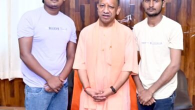 गोरखपुर के मां तरकुलहा देवी धाम में दो युवाओं की स्वप्रेरित सफाई मुहिम ने मुख्यमंत्री योगी आदित्यनाथ का ध्यान खींचा। अनुपम गुप्ता और करन निषाद ने पांच सितंबर से प्रतिदिन श्रमदान कर ऐतिहासिक पोखरे से जलकुंभी और गंदगी हटाई। मुख्यमंत्री ने दोनों युवाओं से मुलाकात कर उनके सेवा भाव की सराहना की और पोखरे के सुंदरीकरण व स्थायी जीर्णोद्धार का आश्वासन दिया। गोरखपुर दौरे में मुख्यमंत्री ने दिवंगत अधिवक्ताओं के परिवारों को आर्थिक सहायता दी और सड़क निर्माण कार्य का निरीक्षण भी किया।