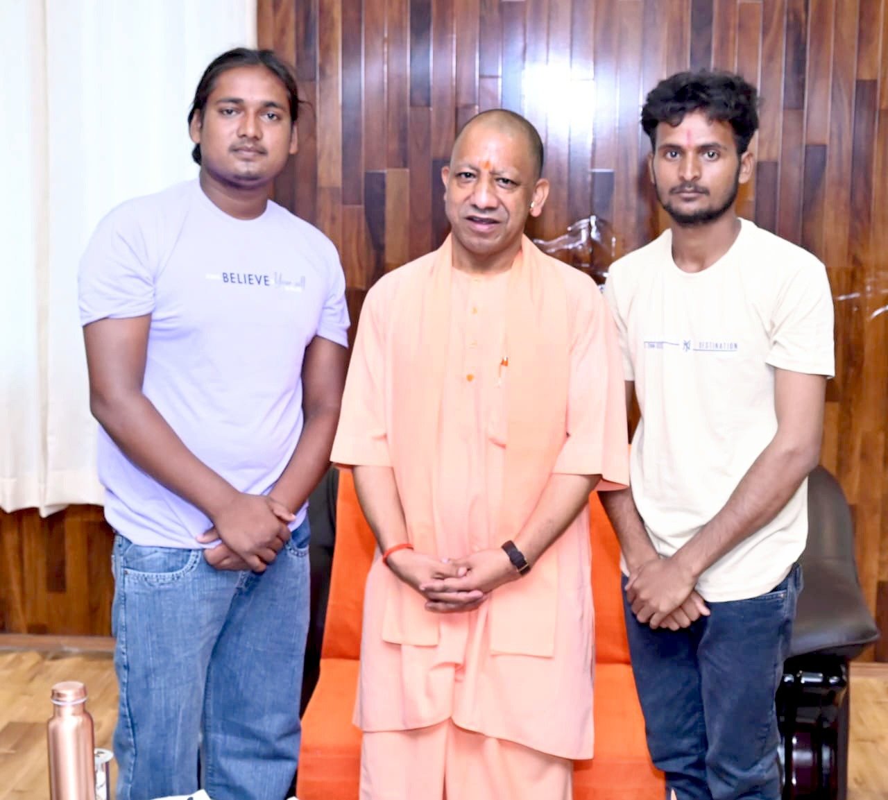 गोरखपुर के मां तरकुलहा देवी धाम में दो युवाओं की स्वप्रेरित सफाई मुहिम ने मुख्यमंत्री योगी आदित्यनाथ का ध्यान खींचा। अनुपम गुप्ता और करन निषाद ने पांच सितंबर से प्रतिदिन श्रमदान कर ऐतिहासिक पोखरे से जलकुंभी और गंदगी हटाई। मुख्यमंत्री ने दोनों युवाओं से मुलाकात कर उनके सेवा भाव की सराहना की और पोखरे के सुंदरीकरण व स्थायी जीर्णोद्धार का आश्वासन दिया। गोरखपुर दौरे में मुख्यमंत्री ने दिवंगत अधिवक्ताओं के परिवारों को आर्थिक सहायता दी और सड़क निर्माण कार्य का निरीक्षण भी किया।