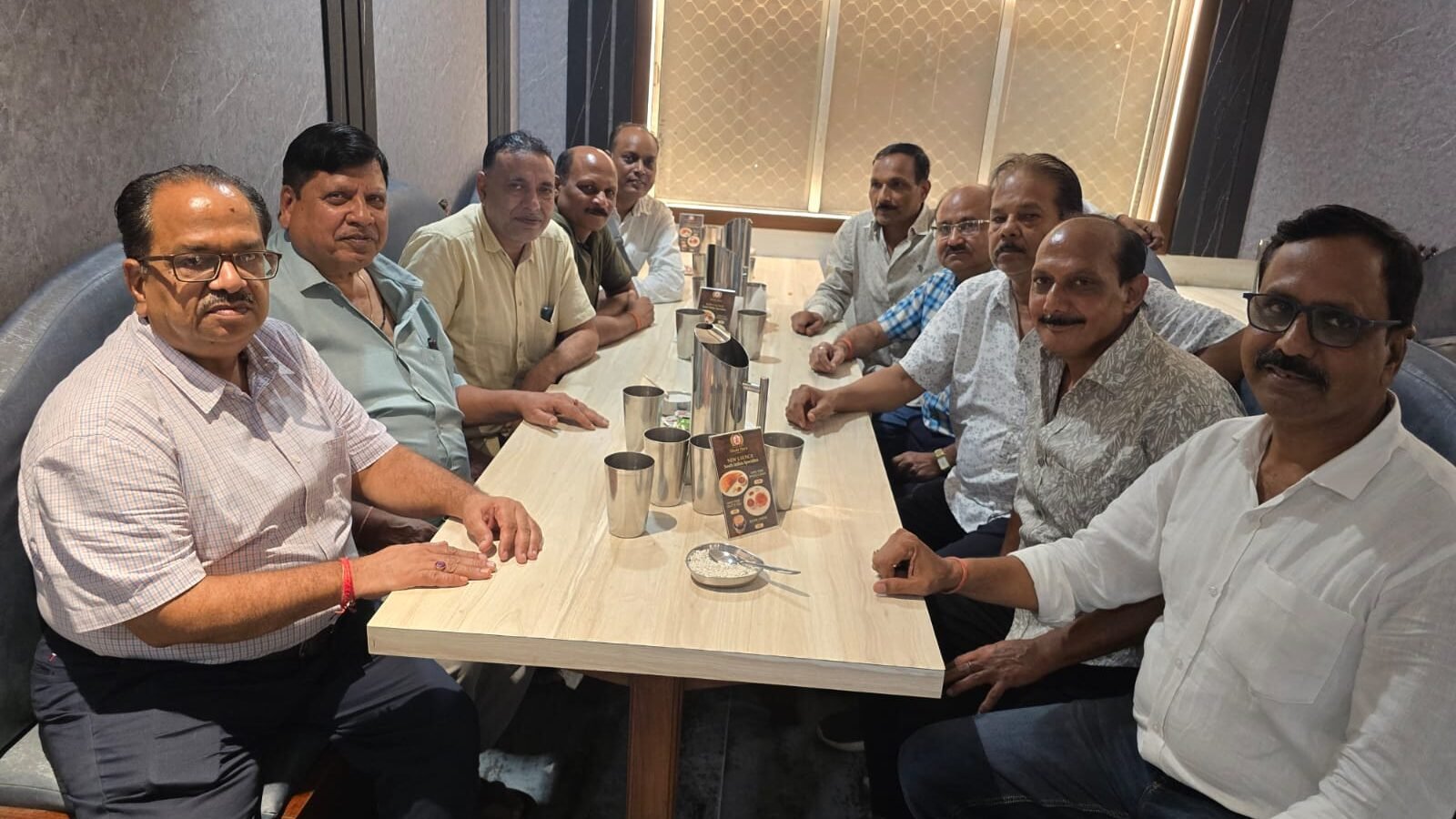 वाराणसी फर्नीचर एवं फर्निशिंग व्यापार मंडल की महत्वपूर्ण बैठक में UPI लेन-देन पर 0.4 प्रतिशत टैक्स/लेवी को लेकर व्यापारियों ने विरोध जताया। रथयात्रा स्थित होटल शाही दया में हुई बैठक में पदाधिकारियों ने कहा कि अतिरिक्त लेवी से छोटे और मध्यम व्यापारियों पर आर्थिक बोझ बढ़ सकता है। अध्यक्ष अजय गुप्ता, महामंत्री रमेश यादव और संरक्षक मंडल के सदस्यों ने सरकार से इस निर्णय पर पुनर्विचार करने तथा लेवी की दर कम करने की मांग की। बैठक में व्यापारियों से जुड़े अन्य मुद्दों पर भी चर्चा हुई।