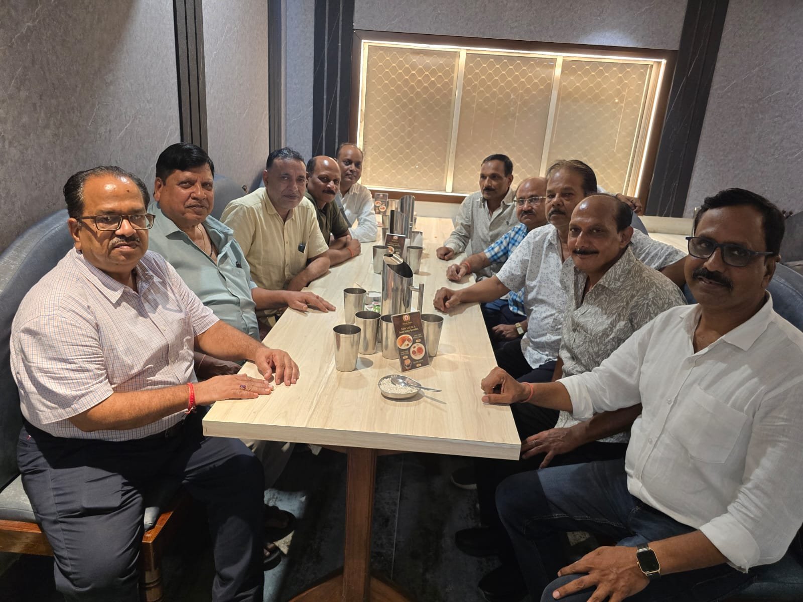 वाराणसी फर्नीचर एवं फर्निशिंग व्यापार मंडल की महत्वपूर्ण बैठक में UPI लेन-देन पर 0.4 प्रतिशत टैक्स/लेवी को लेकर व्यापारियों ने विरोध जताया। रथयात्रा स्थित होटल शाही दया में हुई बैठक में पदाधिकारियों ने कहा कि अतिरिक्त लेवी से छोटे और मध्यम व्यापारियों पर आर्थिक बोझ बढ़ सकता है। अध्यक्ष अजय गुप्ता, महामंत्री रमेश यादव और संरक्षक मंडल के सदस्यों ने सरकार से इस निर्णय पर पुनर्विचार करने तथा लेवी की दर कम करने की मांग की। बैठक में व्यापारियों से जुड़े अन्य मुद्दों पर भी चर्चा हुई।