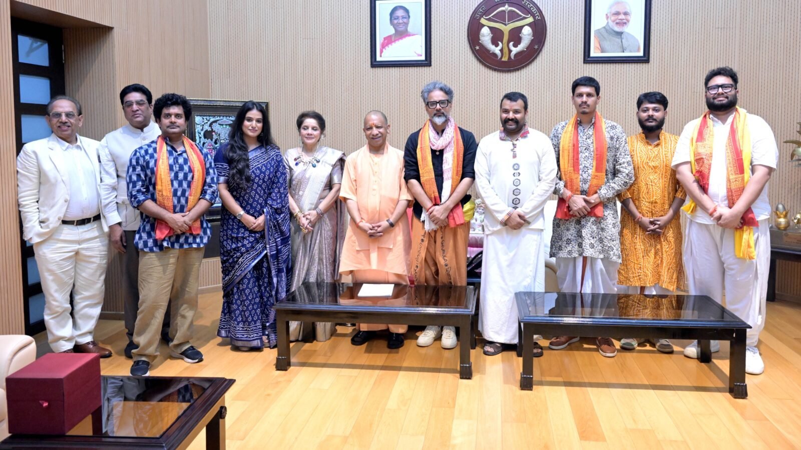 लखनऊ में फिल्म ‘हनुमान अंश’ के निर्माता, निर्देशक और कलाकारों ने मुख्यमंत्री योगी आदित्यनाथ से मुलाकात कर फिल्म के खास अंश दिखाए। करीब दो करोड़ रुपये के बजट में बनी यह फिल्म नीब करोरी बाबा की आध्यात्मिक यात्रा और ईश्वर की खोज पर केंद्रित है। फिल्म में नाथ संप्रदाय, गुरु गोरक्षनाथ की पंक्तियों, कुंडलिनी जागरण और सिद्धियों से जुड़े प्रसंग शामिल हैं। निर्देशक विशाल चतुर्वेदी ने यूपी में फिल्म शूटिंग की संभावनाओं और स्थानीय कलाकारों को अवसर देने की योजना भी बताई।