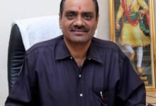 राष्ट्रीय हिंदी दैनिक ‘यशोभूमि’ के संपादक श्रीनारायण तिवारी को पत्रकारिता के क्षेत्र में उल्लेखनीय योगदान के लिए ‘आज का कर्मवीर अवार्ड 2026’ से सम्मानित किया जाएगा। 27 सितंबर को मुंबई के द वास्तीन, गोरेगांव पूर्व में आयोजित समारोह में उन्हें मीडिया (प्रिंट) कैटेगरी का सम्मान मिलेगा। 41 वर्षों से पत्रकारिता में सक्रिय श्री तिवारी ने जनसत्ता, लोकमत समाचार सहित कई प्रमुख समाचार पत्रों में महत्वपूर्ण जिम्मेदारियां निभाई हैं। खोजी, साहसिक और धारदार पत्रकारिता के लिए उन्हें कई पुरस्कार मिल चुके हैं।