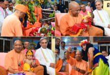 गोरखपुर के गोरखनाथ मंदिर में श्रीकृष्ण जन्माष्टमी का पर्व श्रद्धा, भक्ति और उल्लास के साथ मनाया गया। गोरक्षपीठाधीश्वर एवं मुख्यमंत्री योगी आदित्यनाथ ने मध्यरात्रि गर्भगृह में विधि-विधान से भगवान श्रीकृष्ण के प्राकट्य अनुष्ठान को पूर्ण कराया। लड्डू गोपाल को फूलों से सजे पालने में झुलाकर आरती उतारी। महंत दिग्विजयनाथ स्मृति भवन में भजन संध्या और बालरूप सज्जा प्रतियोगिता आयोजित हुई। मुख्यमंत्री ने राधा-कृष्ण बने बच्चों को दुलारकर उपहार दिए। मंदिर परिसर में बड़ी संख्या में श्रद्धालु उपस्थित रहे।
