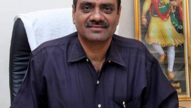 राष्ट्रीय हिंदी दैनिक ‘यशोभूमि’ के संपादक श्रीनारायण तिवारी को पत्रकारिता के क्षेत्र में उल्लेखनीय योगदान के लिए ‘आज का कर्मवीर अवार्ड 2026’ से सम्मानित किया जाएगा। 27 सितंबर को मुंबई के द वास्तीन, गोरेगांव पूर्व में आयोजित समारोह में उन्हें मीडिया (प्रिंट) कैटेगरी का सम्मान मिलेगा। 41 वर्षों से पत्रकारिता में सक्रिय श्री तिवारी ने जनसत्ता, लोकमत समाचार सहित कई प्रमुख समाचार पत्रों में महत्वपूर्ण जिम्मेदारियां निभाई हैं। खोजी, साहसिक और धारदार पत्रकारिता के लिए उन्हें कई पुरस्कार मिल चुके हैं।