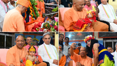 गोरखपुर के गोरखनाथ मंदिर में श्रीकृष्ण जन्माष्टमी का पर्व श्रद्धा, भक्ति और उल्लास के साथ मनाया गया। गोरक्षपीठाधीश्वर एवं मुख्यमंत्री योगी आदित्यनाथ ने मध्यरात्रि गर्भगृह में विधि-विधान से भगवान श्रीकृष्ण के प्राकट्य अनुष्ठान को पूर्ण कराया। लड्डू गोपाल को फूलों से सजे पालने में झुलाकर आरती उतारी। महंत दिग्विजयनाथ स्मृति भवन में भजन संध्या और बालरूप सज्जा प्रतियोगिता आयोजित हुई। मुख्यमंत्री ने राधा-कृष्ण बने बच्चों को दुलारकर उपहार दिए। मंदिर परिसर में बड़ी संख्या में श्रद्धालु उपस्थित रहे।