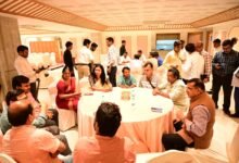 लखनऊ में पीआईबी और उत्तर प्रदेश सूचना एवं जनसंपर्क विभाग के संयुक्त तत्वावधान में ‘मीडिया संवाद’ आयोजित हुआ। केरलम के मीडिया प्रतिनिधिमंडल और यूपी के पत्रकारों ने संस्कृति, विकास, कानून-व्यवस्था, शिक्षा और मीडिया कार्यप्रणाली पर विचार साझा किए। संवाद में ‘एक भारत-श्रेष्ठ भारत’ की भावना को मजबूत करने तथा दोनों राज्यों के बीच मीडिया और सांस्कृतिक सहयोग बढ़ाने पर जोर दिया गया।