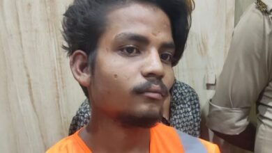 वाराणसी के काल भैरव क्षेत्र की भांट गली में सरकारी सीवर चेंबर का ढक्कन खोलकर अंदर उतरने का प्रयास कर रहे एक युवक को स्थानीय पार्षद ने पकड़ लिया। उसके तीन साथी मौके से फरार हो गए। नगर निगम ने मामले में कोतवाली थाने में तहरीर दी है। पुलिस पकड़े गए युवक से पूछताछ कर रही है और फरार आरोपियों की तलाश जारी है। इससे पहले शहर की कई मुख्य सीवर लाइनों में बालू, लकड़ी, पत्थर और प्लास्टिक जैसी सामग्री मिली थी।
