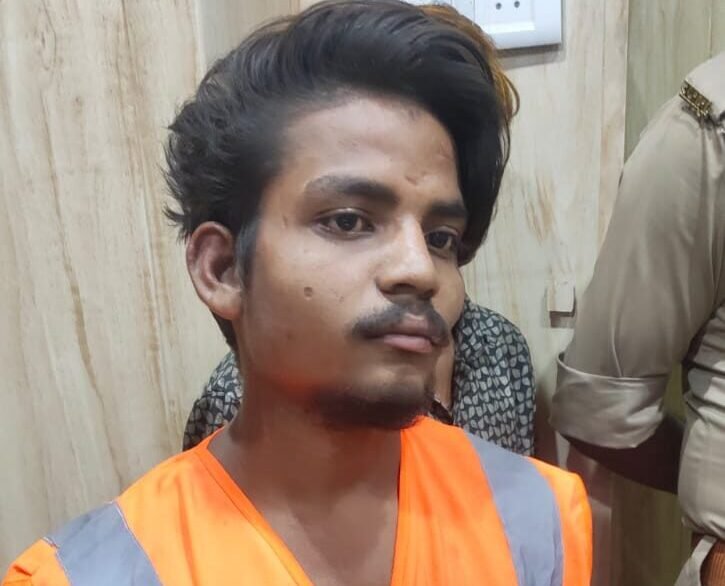 वाराणसी के काल भैरव क्षेत्र की भांट गली में सरकारी सीवर चेंबर का ढक्कन खोलकर अंदर उतरने का प्रयास कर रहे एक युवक को स्थानीय पार्षद ने पकड़ लिया। उसके तीन साथी मौके से फरार हो गए। नगर निगम ने मामले में कोतवाली थाने में तहरीर दी है। पुलिस पकड़े गए युवक से पूछताछ कर रही है और फरार आरोपियों की तलाश जारी है। इससे पहले शहर की कई मुख्य सीवर लाइनों में बालू, लकड़ी, पत्थर और प्लास्टिक जैसी सामग्री मिली थी।