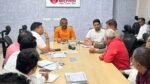 वाराणसी नगर निगम 2161 करोड़ रुपये की महापरियोजना के तहत 22 प्रभावित वार्डों में सीवर और पेयजल पाइपलाइन बिछाने का काम तेज करने जा रहा है। महापौर अशोक कुमार तिवारी ने सभी कार्यस्थलों पर सीसी कैमरे लगाने और उन्हें स्मार्ट सिटी कंट्रोल रूम व नगर निगम मुख्यालय से जोड़ने के निर्देश दिए हैं। जंगमवाड़ी, शिवाला, नगवा और बंगाली टोला में 16 सितंबर से काम शुरू होगा। परियोजना के तहत 353.13 किमी सीवर लाइन और 651.64 किमी पेयजल पाइपलाइन बिछाई जाएगी।