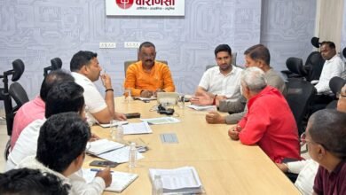 वाराणसी नगर निगम 2161 करोड़ रुपये की महापरियोजना के तहत 22 प्रभावित वार्डों में सीवर और पेयजल पाइपलाइन बिछाने का काम तेज करने जा रहा है। महापौर अशोक कुमार तिवारी ने सभी कार्यस्थलों पर सीसी कैमरे लगाने और उन्हें स्मार्ट सिटी कंट्रोल रूम व नगर निगम मुख्यालय से जोड़ने के निर्देश दिए हैं। जंगमवाड़ी, शिवाला, नगवा और बंगाली टोला में 16 सितंबर से काम शुरू होगा। परियोजना के तहत 353.13 किमी सीवर लाइन और 651.64 किमी पेयजल पाइपलाइन बिछाई जाएगी।