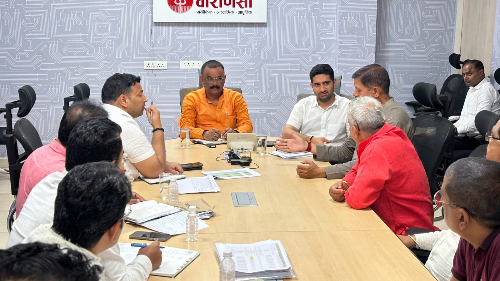 वाराणसी नगर निगम 2161 करोड़ रुपये की महापरियोजना के तहत 22 प्रभावित वार्डों में सीवर और पेयजल पाइपलाइन बिछाने का काम तेज करने जा रहा है। महापौर अशोक कुमार तिवारी ने सभी कार्यस्थलों पर सीसी कैमरे लगाने और उन्हें स्मार्ट सिटी कंट्रोल रूम व नगर निगम मुख्यालय से जोड़ने के निर्देश दिए हैं। जंगमवाड़ी, शिवाला, नगवा और बंगाली टोला में 16 सितंबर से काम शुरू होगा। परियोजना के तहत 353.13 किमी सीवर लाइन और 651.64 किमी पेयजल पाइपलाइन बिछाई जाएगी।