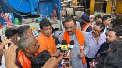वाराणसी में जलभराव को लेकर अखिलेश यादव के सोशल मीडिया पोस्ट पर महापौर अशोक तिवारी ने पलटवार किया है। महापौर ने कहा कि काशी में जलजमाव की शिकायतों की जांच के दौरान कई स्थानों पर सीवर में बोरी, कूड़ा और मलबा मिलने की बात सामने आई है। उन्होंने सोशल मीडिया पर काशी को बदनाम करने के अभियान पर सवाल उठाते हुए साजिश की आशंका जताई। महापौर के मुताबिक CCTV फुटेज से जिम्मेदारों की पहचान की जाएगी और जांच पूरी होने के बाद कार्रवाई होगी।