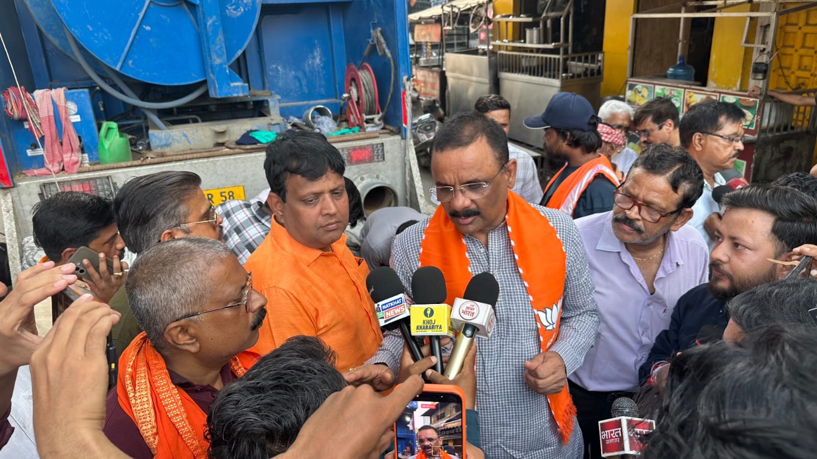 वाराणसी में जलभराव को लेकर अखिलेश यादव के सोशल मीडिया पोस्ट पर महापौर अशोक तिवारी ने पलटवार किया है। महापौर ने कहा कि काशी में जलजमाव की शिकायतों की जांच के दौरान कई स्थानों पर सीवर में बोरी, कूड़ा और मलबा मिलने की बात सामने आई है। उन्होंने सोशल मीडिया पर काशी को बदनाम करने के अभियान पर सवाल उठाते हुए साजिश की आशंका जताई। महापौर के मुताबिक CCTV फुटेज से जिम्मेदारों की पहचान की जाएगी और जांच पूरी होने के बाद कार्रवाई होगी।
